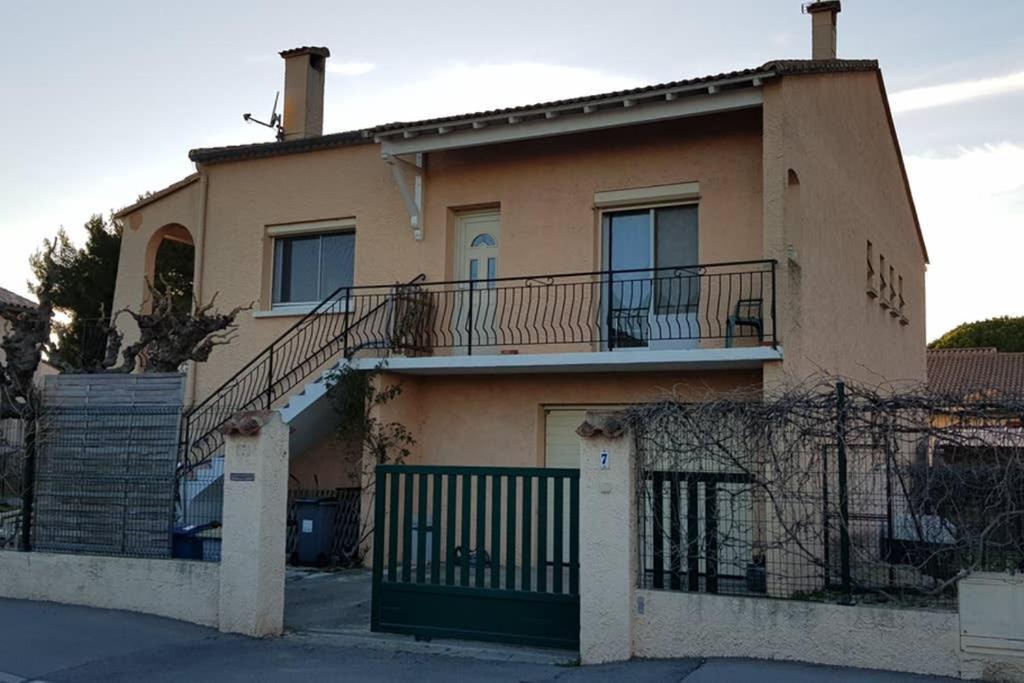Un Charmant Logement Apartment Aigues-Mortes Exterior photo